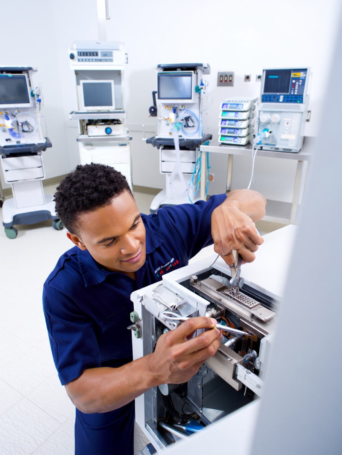 BelaMed-Techniker bei einer Vor-Ort-Reparatur an einem Beatmungsgerät